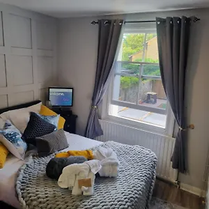 Apartment At 113b - A Away From, Hampton Hill